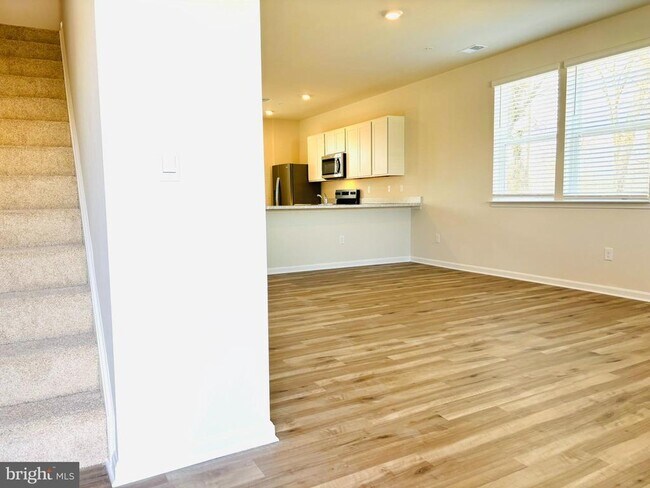 Building Photo - 100 Riverwalk Ter