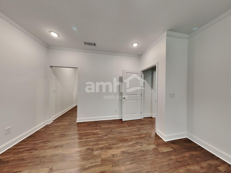 Building Photo - 120 Punderson Dr