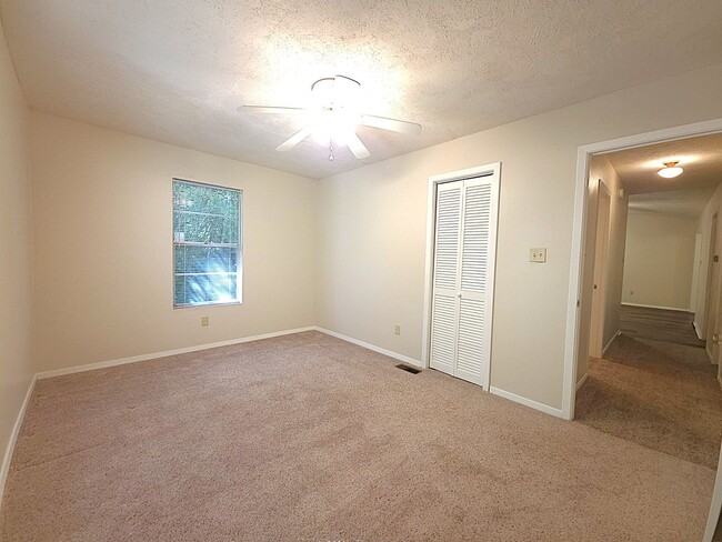 Building Photo - Welcome to this charming 3 bedroom, 2 bath...