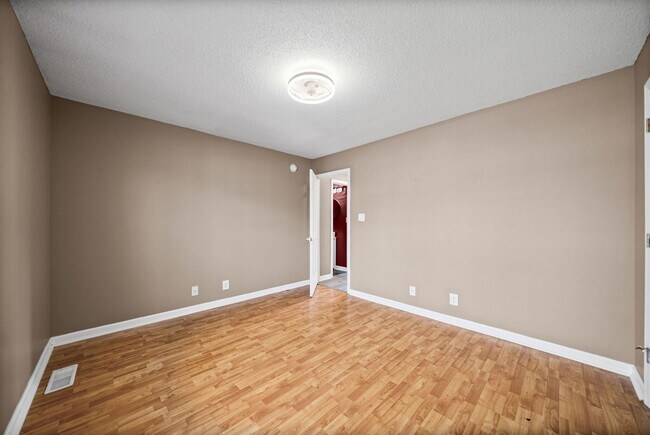 Building Photo - LARGE FENCED IN YARD!!!