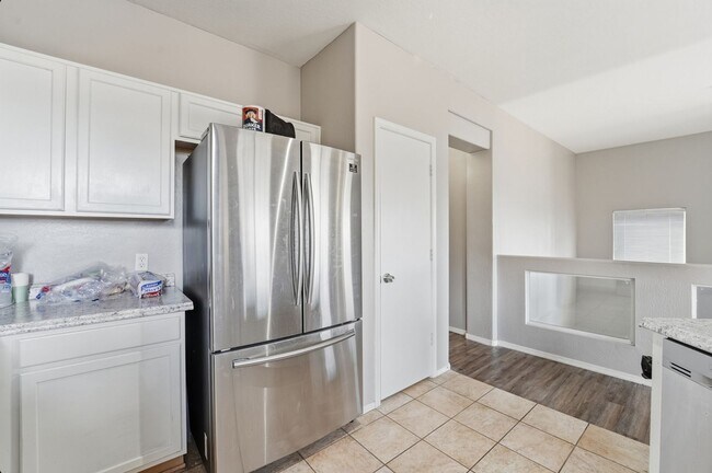 Building Photo - Bright 3-Bed Townhouse in Quiet Gated Community Near ASU