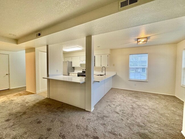 Building Photo - MOVE IN SPECIAL!  Beautifully Remodeled, Easy Living Townhome. Location, Location!