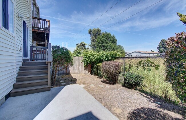 Building Photo - Beautiful Townhome- 3 Bedrooms