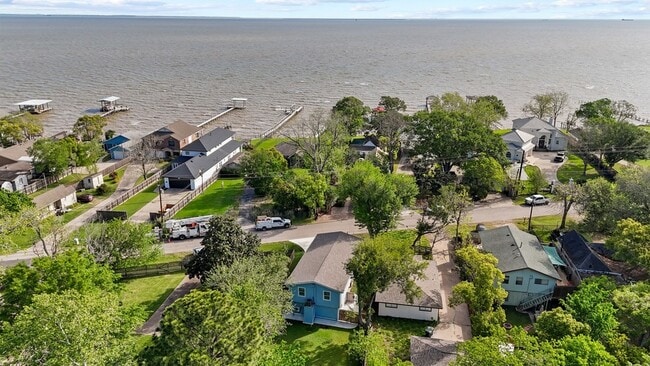 Building Photo - 3802 Bayshore Dr