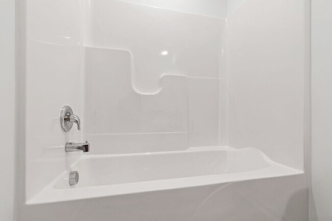 Building Photo - Updated 3BR Townhome with Pool and Spaciou...