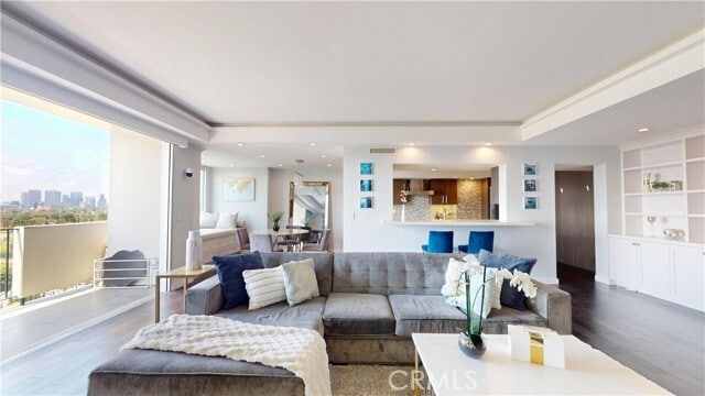 Building Photo - 818 N Doheny Dr