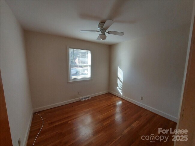 Building Photo - 3813 Selwyn Ave