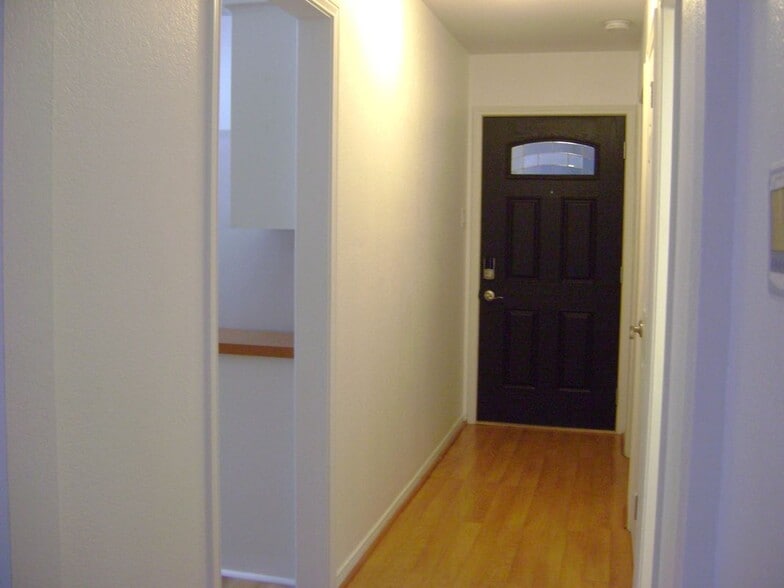 Building Photo - 1714 Redbud Ln