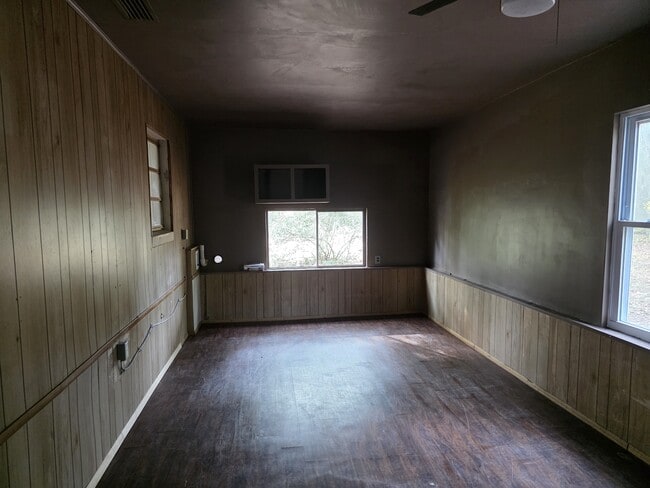 Building Photo - 211 W Main St