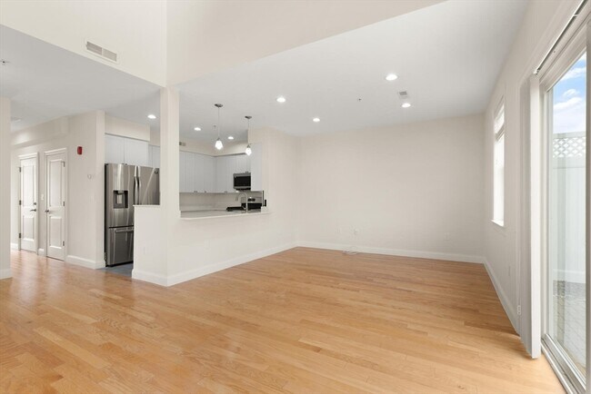 Building Photo - 70 Endicott St