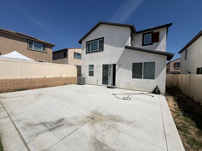 Building Photo - Beautiful Three Bedroom Two and a Half Bathroom Home in Murrieta!