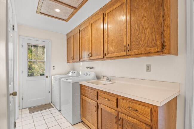 Building Photo - Beautiful big house with great school district. Gustavo Lopez AMSI