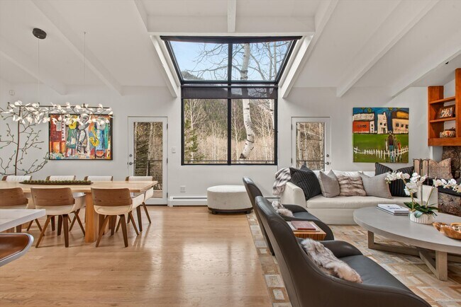 Building Photo - 262 Eastwood Rd