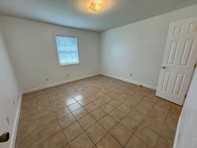Building Photo - Gulf Breeze - Greenbriar Estates - 2 bed, 1 bath - Lawn care included