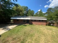 Building Photo - **AVAILABE NOW**3 Bedroom / 1 Bathroom Hom...