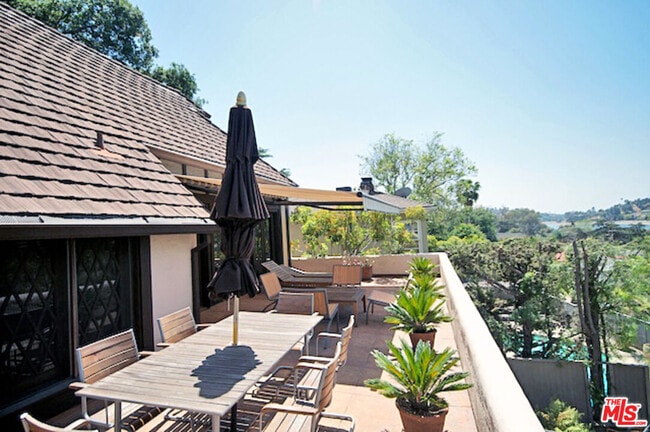 Building Photo - 2667 Lake View Terrace E