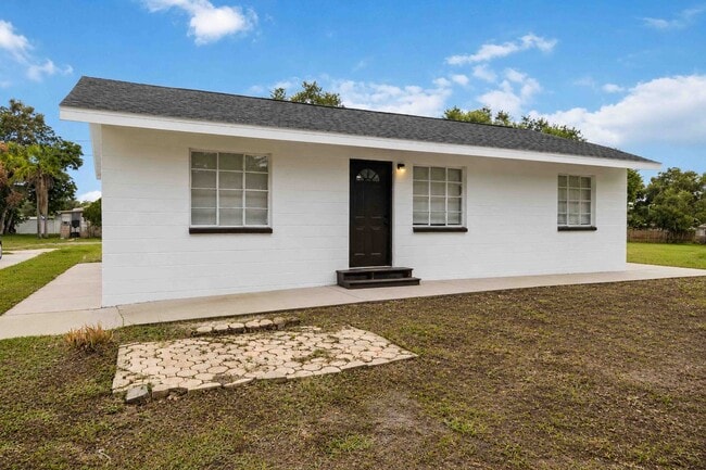 Building Photo - Beautifully Renovated 3/1 Home with Modern Finishes