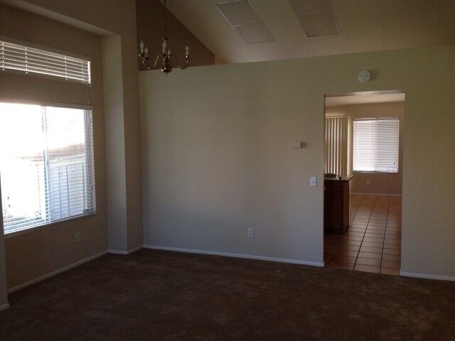 Building Photo - 3 BEDROOM, 2 BATHROOM CLOSE TO SCHOOLS!