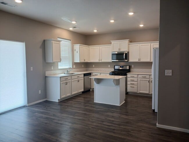 Building Photo - $500 OFF 1st months rent! Beautiful 2-Bedroom Home located in Redmond Oregon.