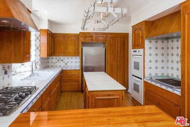 Building Photo - 1957 Mandeville Canyon Rd