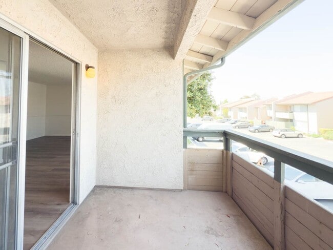 Building Photo - 2 BEDROOM 2 BATH CONDO IN GATED COMMUNITY ...