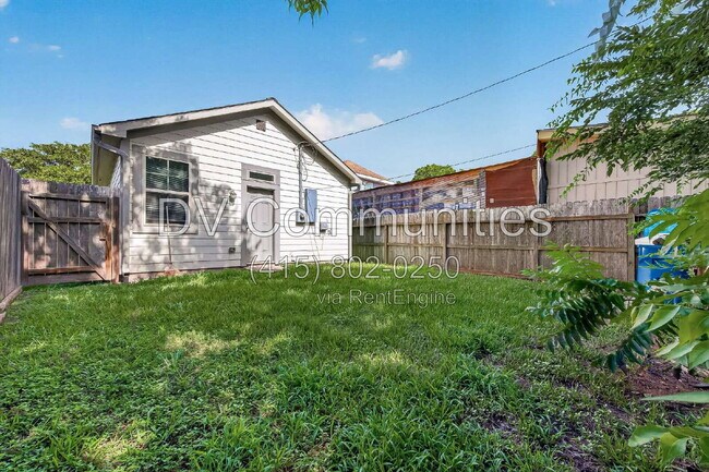 Building Photo - 1204 3rd St