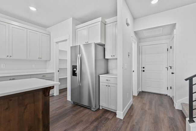 Building Photo - Awesome end unit 3 Bed 2.5 Bath townhome i...