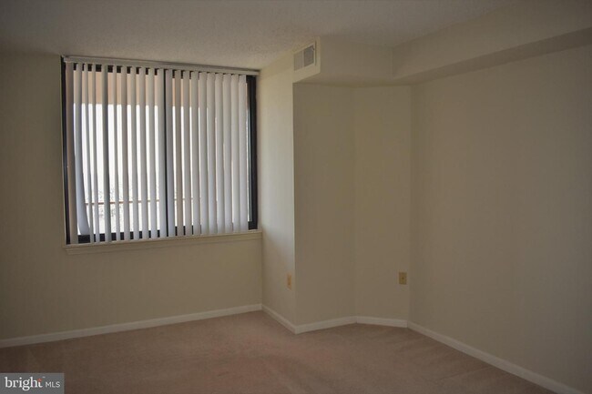 Building Photo - 10101 Grosvenor Pl