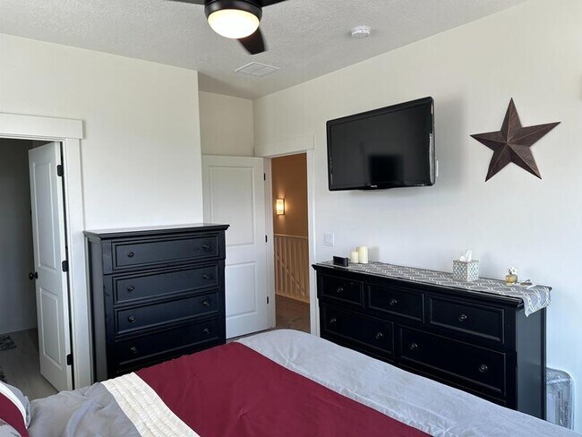 Building Photo - 4672 W Vermillion Dr