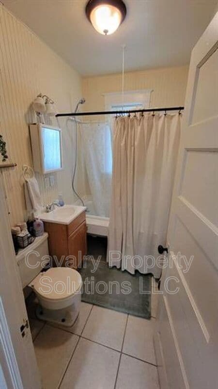 Building Photo - 617 E 8th St