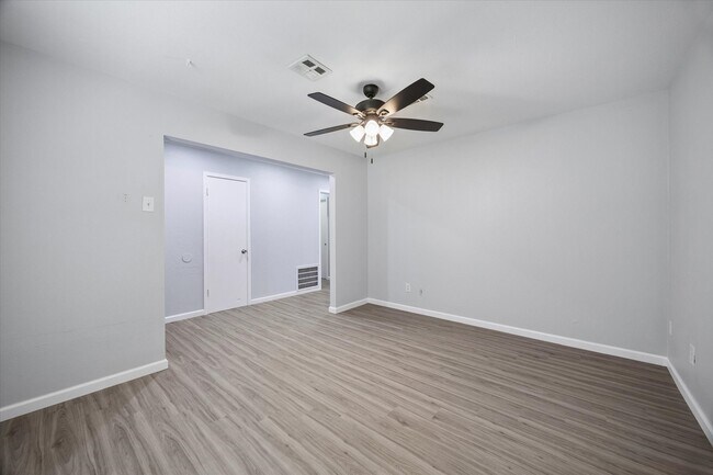 Building Photo - 9315 Glen Shadow Dr