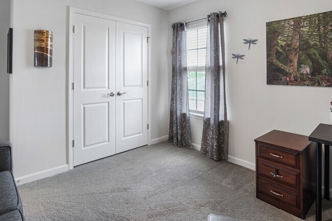 Building Photo - Glenmoor 3BR/2BA – Minutes from Downtown C...