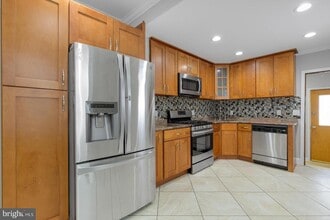 Building Photo - 2637 E Madison St