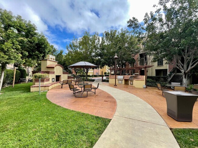 Building Photo - Stunning 2 Bedroom/2.5 Bath Furnished Town...