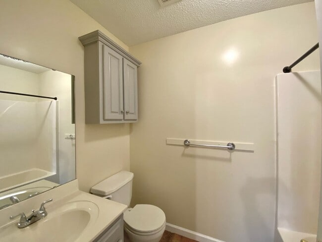 Building Photo - Desirable Saltillo Neighborhood