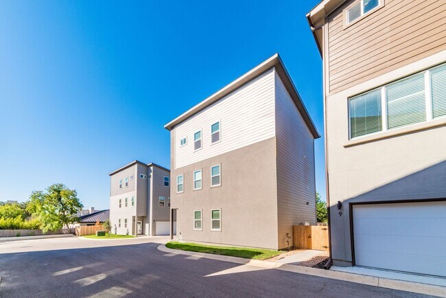 Building Photo - 1618 W Lawndale Dr