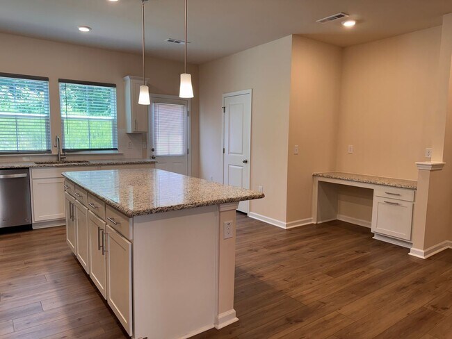 Building Photo - 3BR 2.5BA Townhome