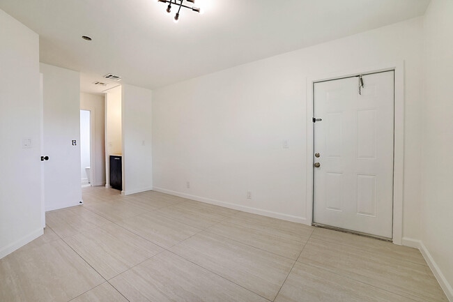 Building Photo - 320 NE 42nd St