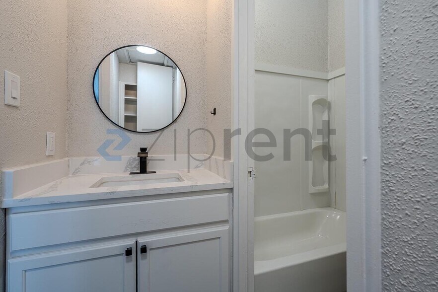 Building Photo - 19 Lakeway St