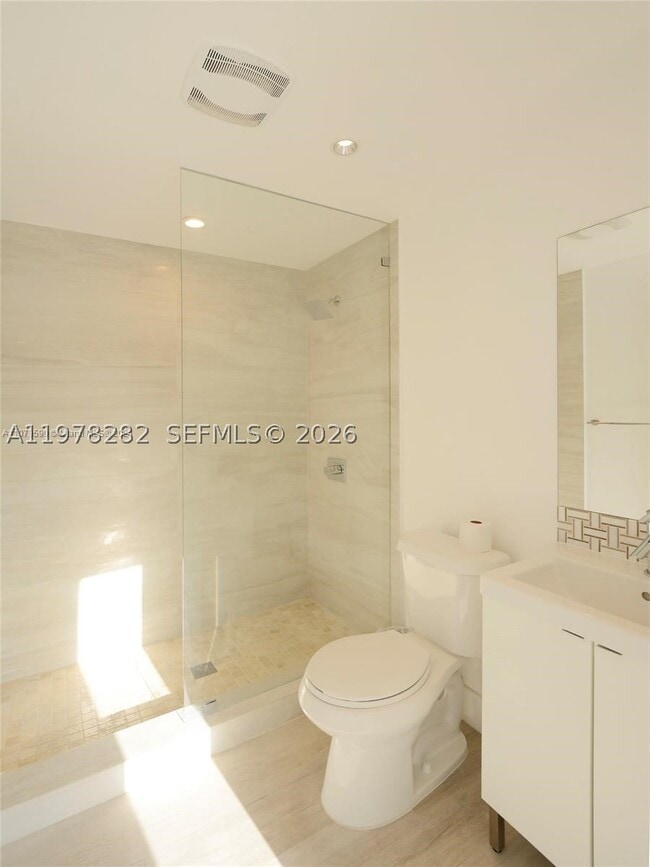 Building Photo - 880 N Venetian Dr