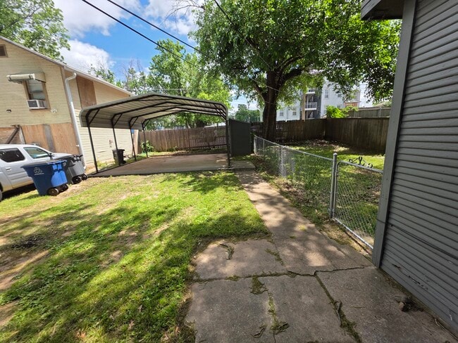 Building Photo - 1401 S Elwood Ave