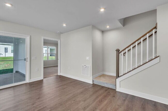 Building Photo - Charming 3-Bed Townhouse Oasis in Greenvil...