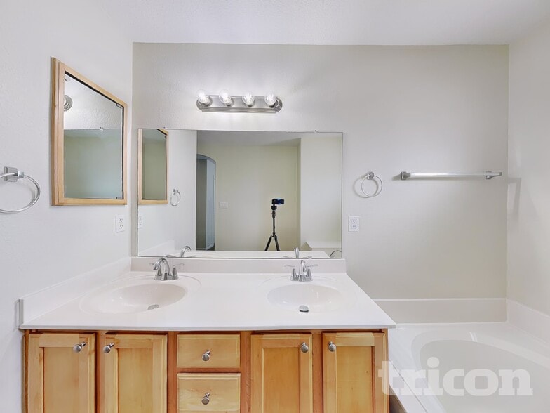 Building Photo - 3101 Cochiti St NE