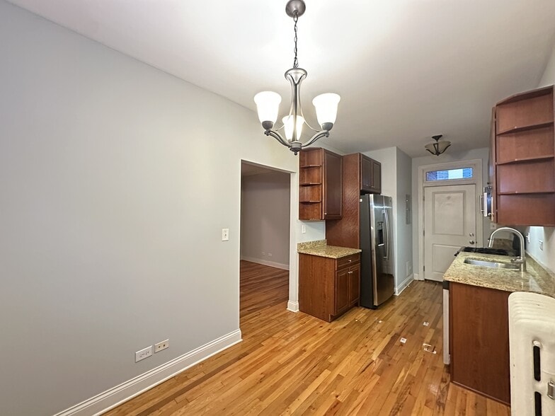 Building Photo - 749 W Addison St