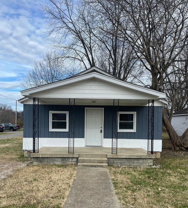 Building Photo - 2 Bedroom/1 Bath Home with Detached Garage