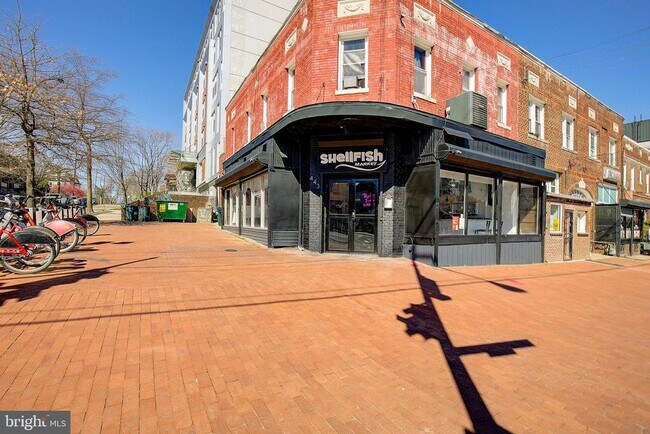 Building Photo - 738 Longfellow St NW