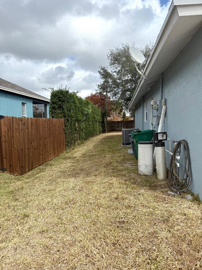 Building Photo - 549 SW Prater Ave