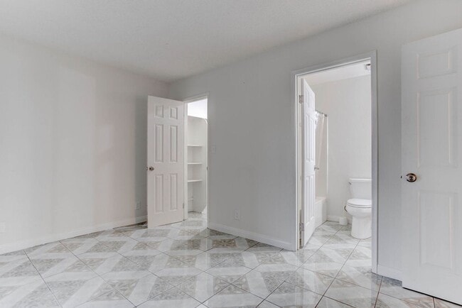 Building Photo - 808 Hedge Way