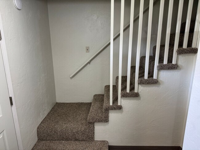 Building Photo - Updated 2 bedroom 1.5 bathroom duplex!