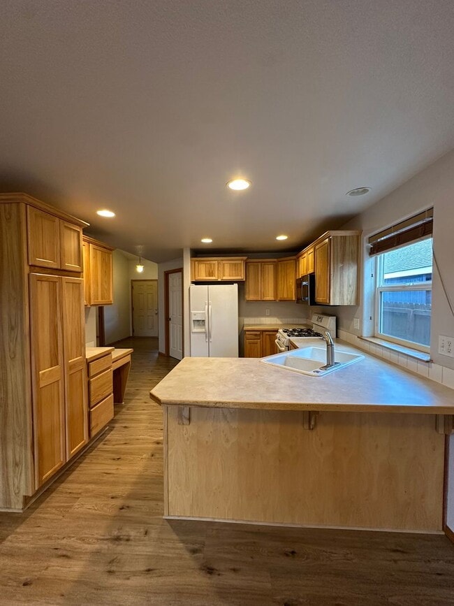 Building Photo - Lovely SE Single Story 3 Bedroom Home with Office!